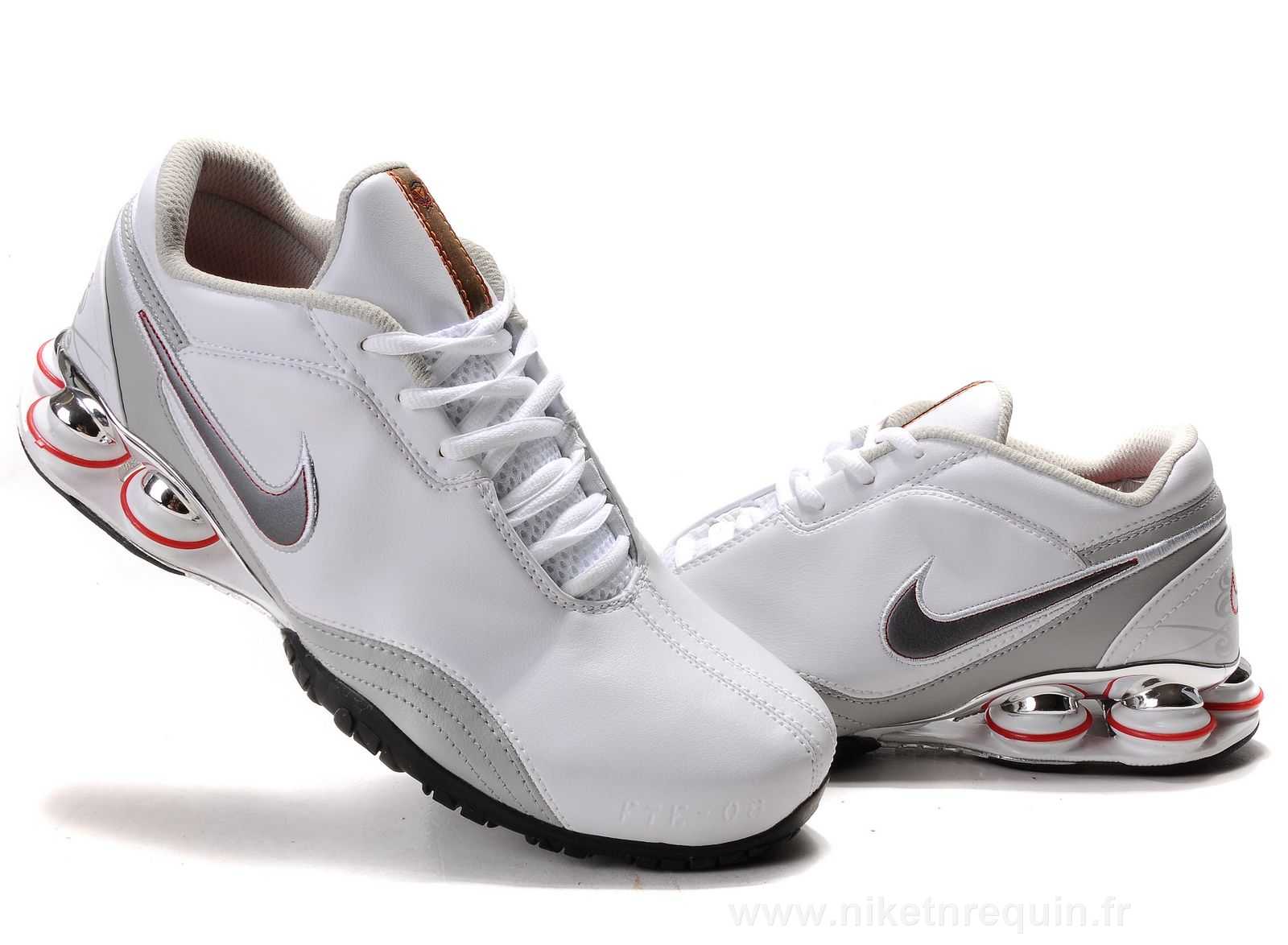gris et blanc baskets Nike Shox R5 avec plaquage (1).JPG